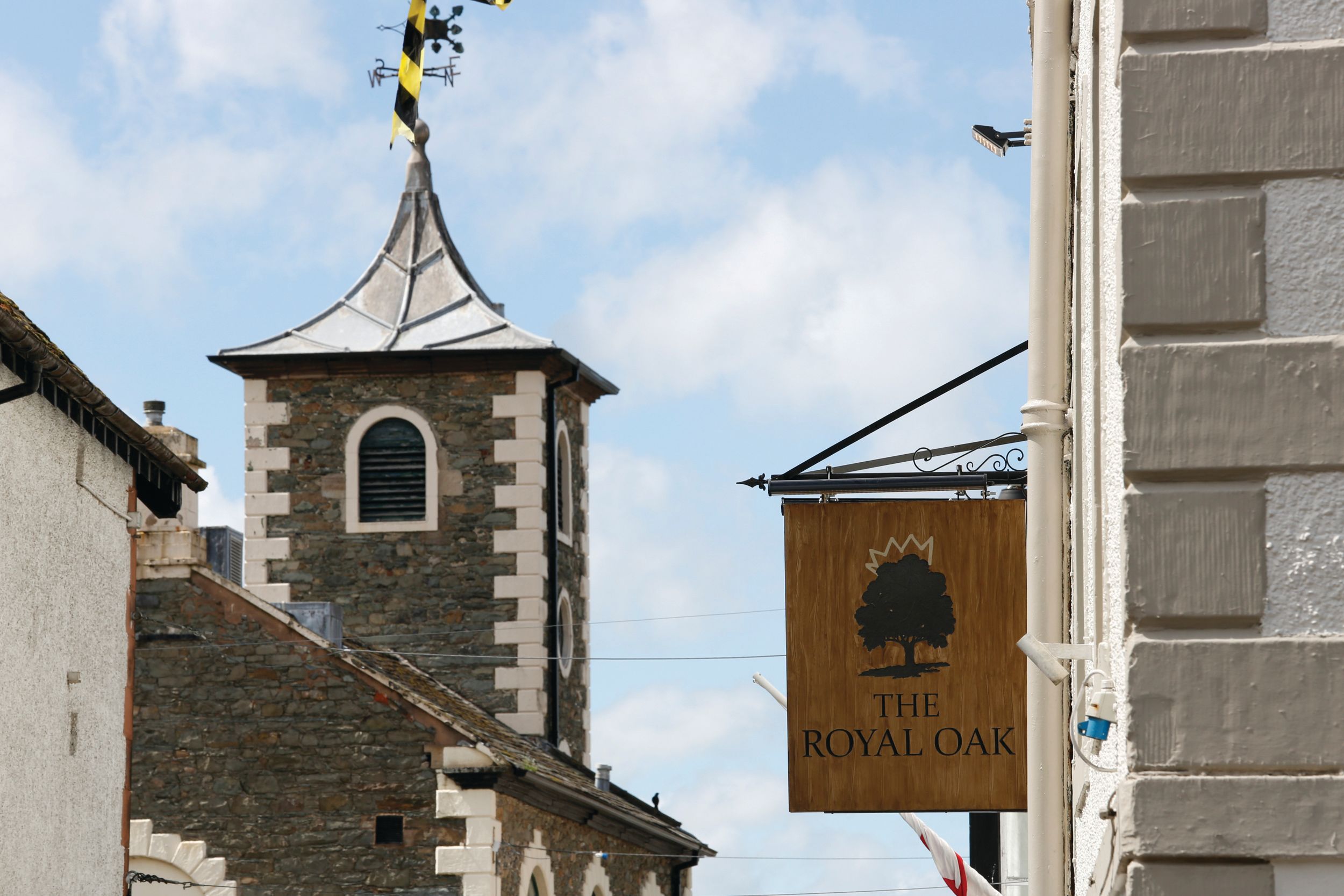 royal oak sign with the moot hall in keswick